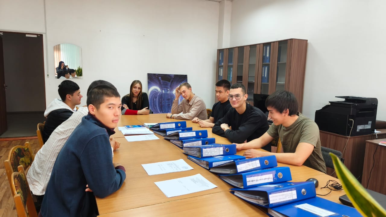 Материалтану және жаңа материалдар технологиясы білім беру бағдарламаларының студенттері үшін жазғы тағылымдамалар мен академиялық ұтқырлық мәселелері бойынша кураторлық сағаттар өткізілді. ТДМ 4 және ТДМ 17